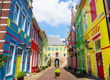 Introducing the charms of Huis Ten Bosch, Japan’s largest theme park. Let’s experience healing and entertainment!