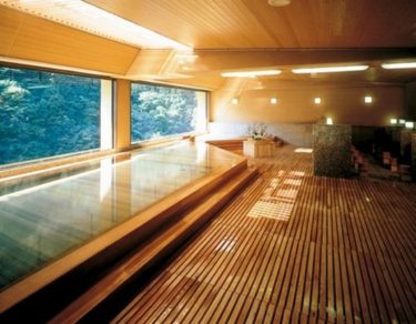 Nishiyama Onsen Keiunkan boasts the largest volume of hot spring water in Japan. Let’s spend a quiet time in the world’s oldest inn certified by Guinness World Records.