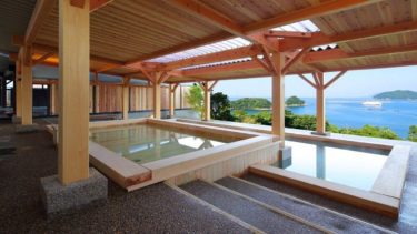 Enjoy a large open-air bath with a great view and seafood from the sea and mountains while savoring the spectacular nature of “Yashino-yu, Sukumo Resort.