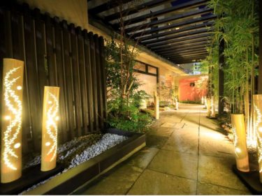 Tensui Saryo is a luxurious place where you can enjoy the beauty of Japan’s famous harmony. Enjoy their signature kaiseki cuisine and two types of hot springs for beautiful skin!