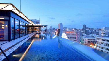Hotel Aquachitta Naha by WBF, a luxury hotel with a sea-through pool and bar