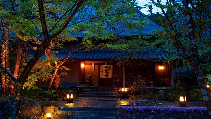 Murata, a dignified ryokan nestled in the midst of lush nature.