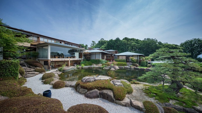 Ishitei, a luxurious inn located on a hill with a gentle slope overlooking Miyajima in the distance.