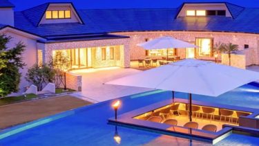 Izu Hotel Resort & Spa is a luxurious hotel located in a location overlooking the Izu Islands.
