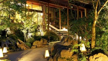 Yoshiharu, an inn boasting five private open-air baths and 10 guest rooms with open-air baths.
