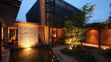 The private space consisting of only 11 rooms makes the inn "Kaze no Mori" in Oku-Takeo Onsen an attractive place to stay.