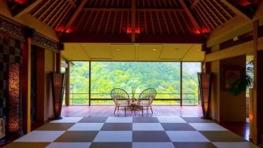 Hakone Ginyu, an inn with all guest rooms with open-air baths, built in a valley overlooking the Hakone mountain range with a spectacular view.
