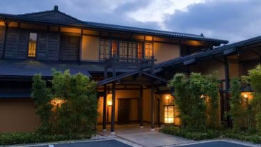 Oyado Uchiyama", a dignified inn nestled in a vast site of about 1,000 tsubo (about 1,000 square meters) at the foot of Omuroyama.