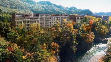 Kinugawa Keiswi, a luxurious hotel incorporating seasonal natural beauty throughout the building, inside and out.